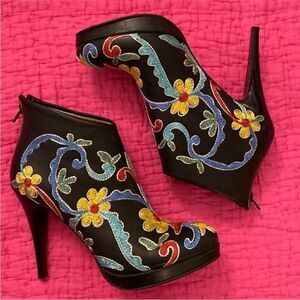 Scarlet Floral Embroidered Black Stiletto leather Ankle Boots, US7,5